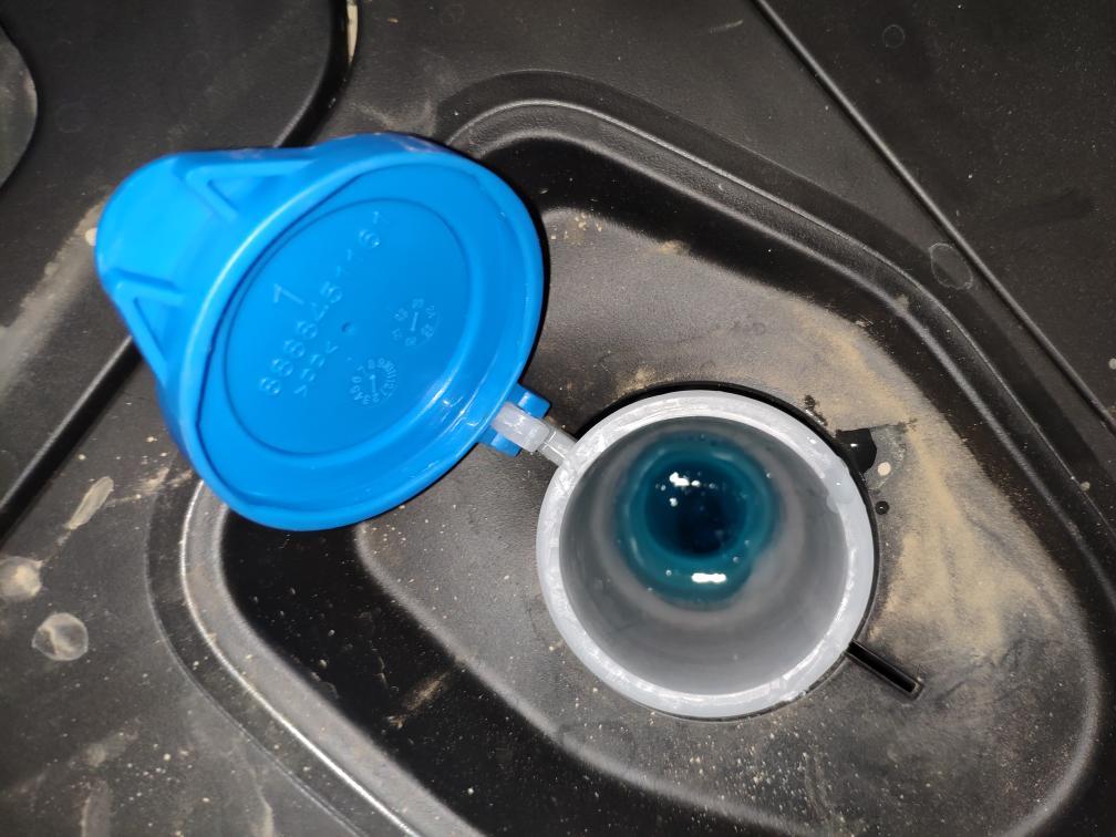 领克05 ， 05新车第一次加玻璃水，加到这个位置就漏了，领克售后说管子是插到水壶里的，不密封，加多了就溢流出来