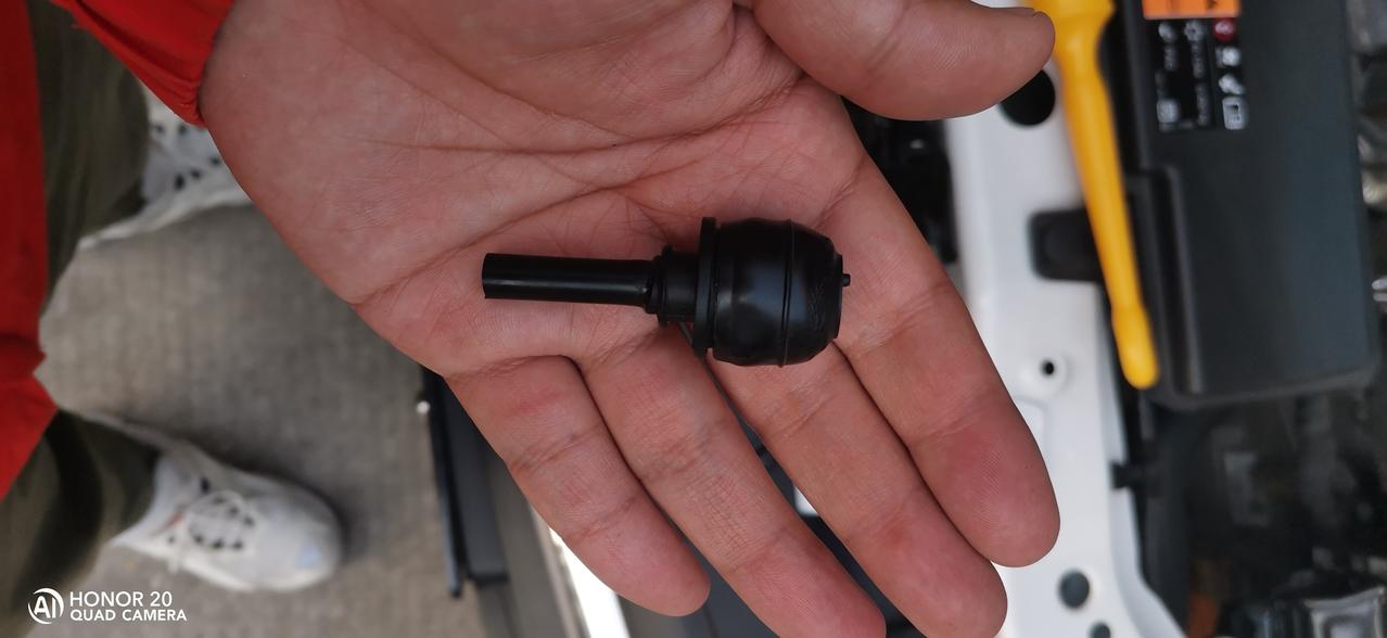 雪佛兰科沃兹 昨天检查车子，发现一个管子上套个小橡皮球有个小裂口，这个是什么，不要紧吧