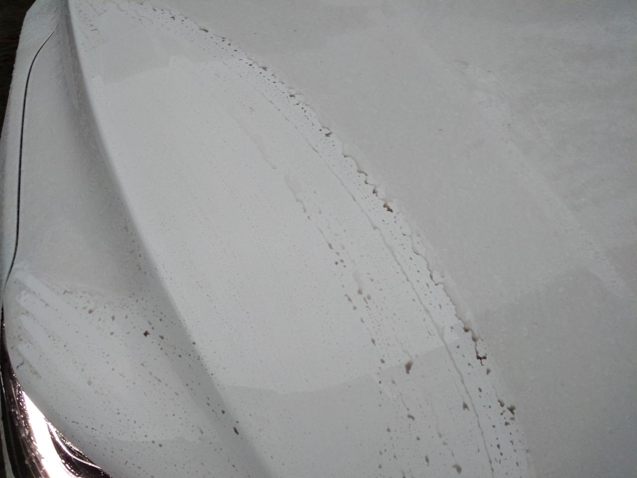 吉利缤越 ，的车下雨天，又是这样的吗，下个雨车上的灰尘    水，查都查不干净，下一场雨，车上应该很干净。可