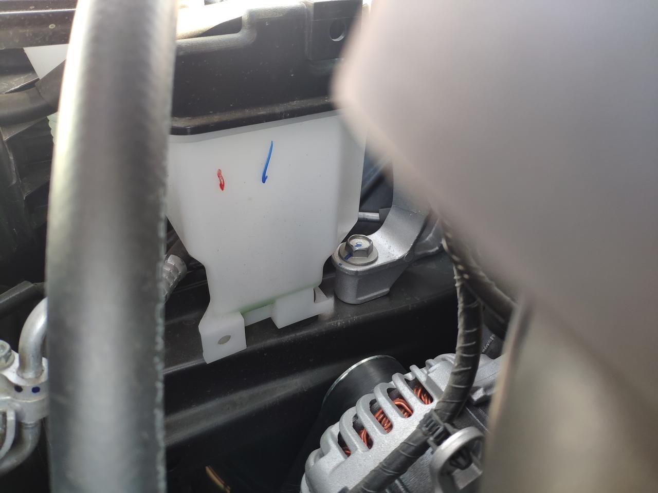 马自达3 昂克赛拉 2020款昂克赛拉召回，更换水管座没防冻液后，昨天发现水壶里没防冻液了，发动机也没报警，不知道对发动