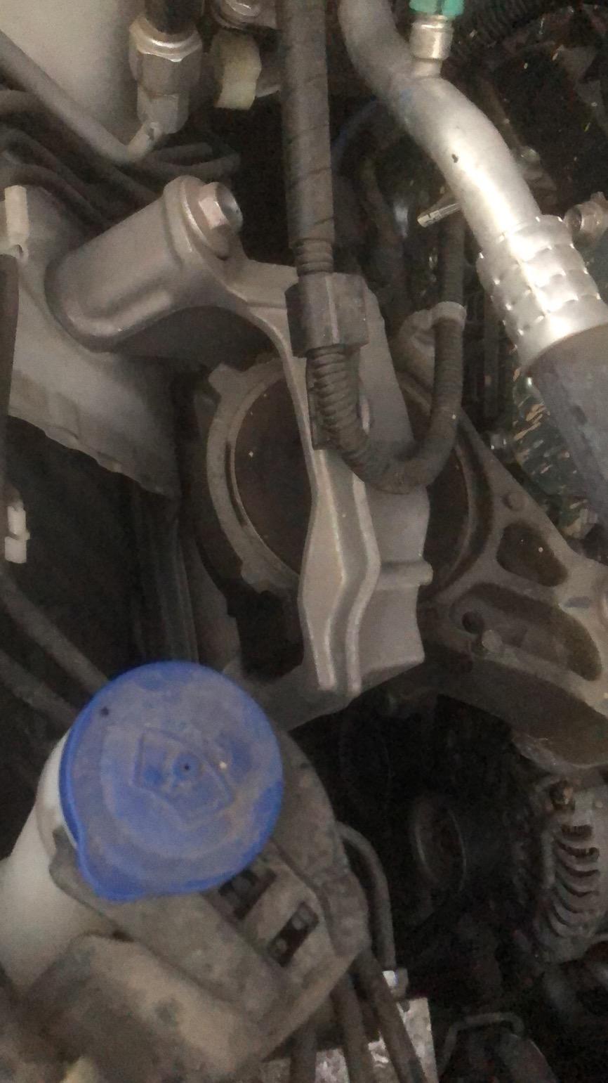 马自达3 昂克赛拉 昂克赛拉2016款 漏了 玻璃水附近 有个碗大的黑色橡胶类东西 不知道是什么 漏了类似机油的东西 漏