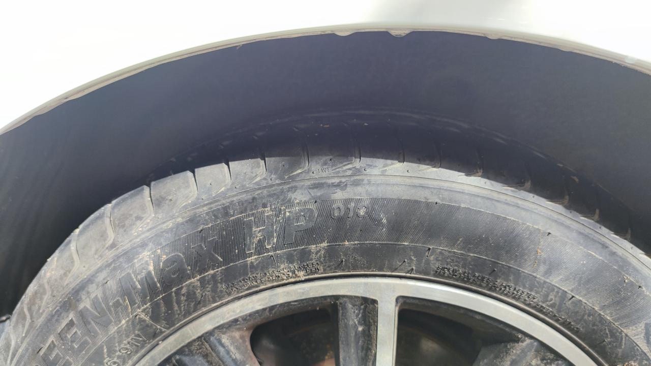 吉利缤越 的车发现轮胎装反了！左边的有生产日期，右边的生产日期在里面