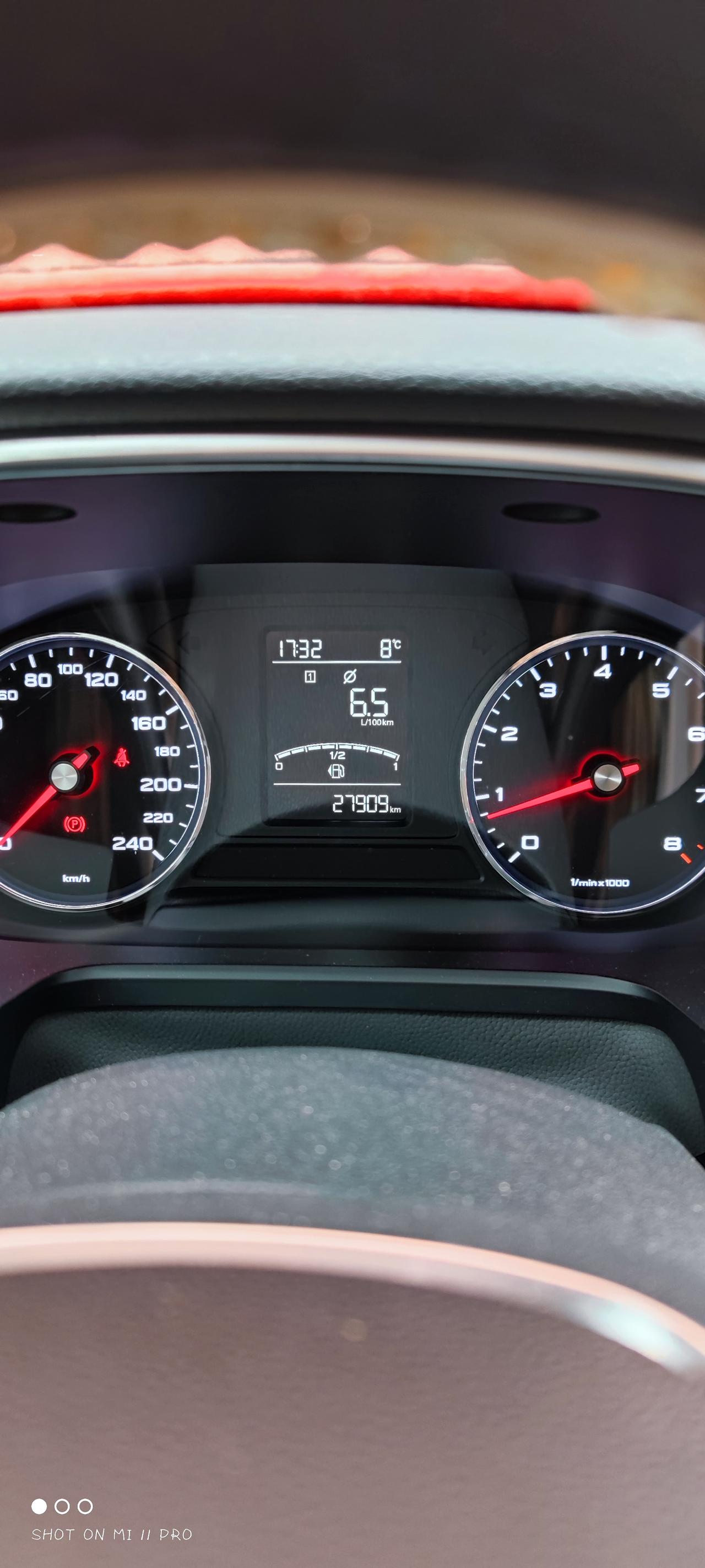 荣威RX5 大家行驶途中后轮有声音吗？好像是右后，就是嗡嗡的那种，速度越快越明显，尤其在隧道里。是轴承坏了还是轮胎？以前