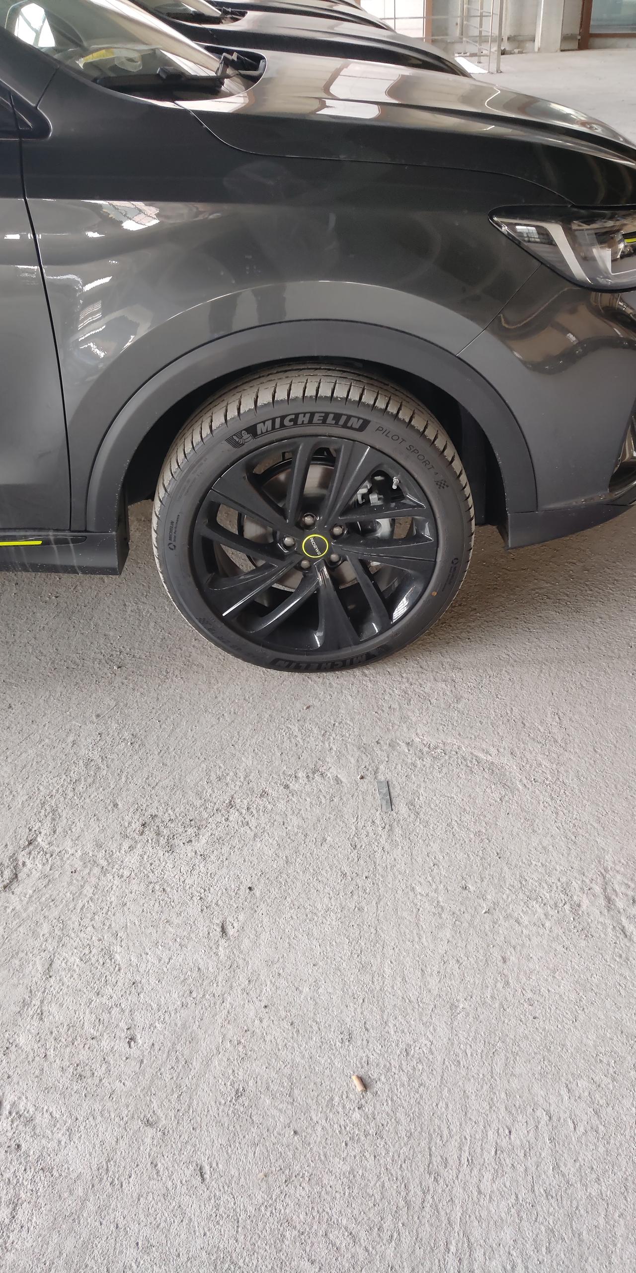 荣威RX5 rx5 plus 智臻版，提车轮毂是这样的 正常吗？ 销售说是新车都改成这样了