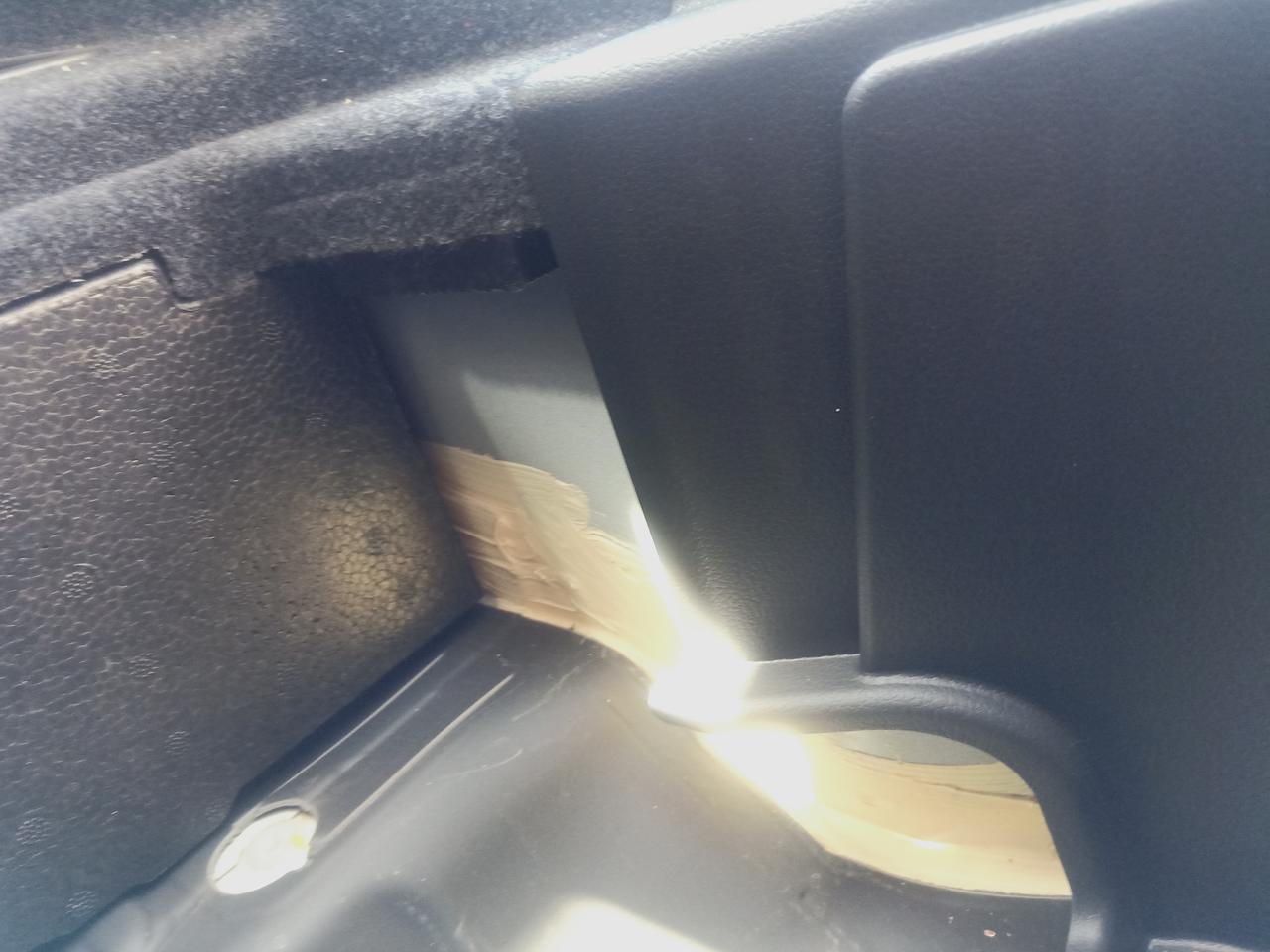 荣威RX5 荣威rx52018 款智惠版！车子买2年了！打开后备箱放备胎处！卡槽旁边是这样的！是买到翻新车了吗