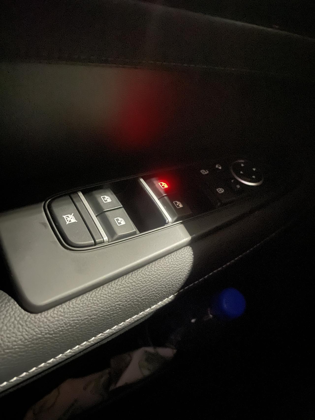 起亚K3 驾驶位这里的按键，除了前玻璃按键，其他没一个亮的，黑麻麻的，解锁键都找不到，开门车内阅读灯也没亮，很不友好