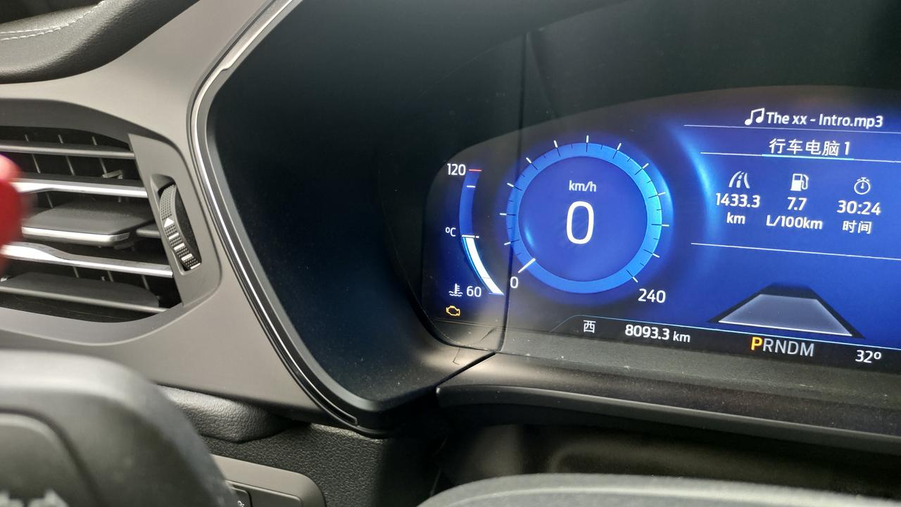 福特锐际 每次熄火了打开车机都会看见这个黄色标和红色电池标出现，，这是出故障了吗。。。。