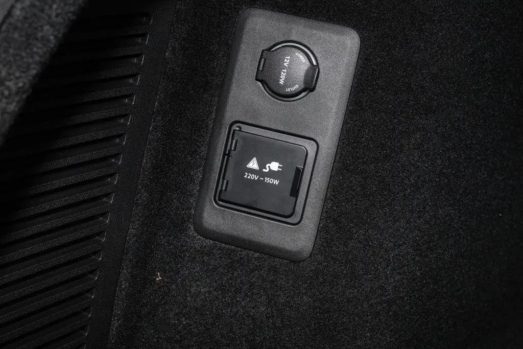AITO问界M5 想在车上装一个车载冰箱 请问车后备箱的插座 停车锁车后还会继续供电吗？