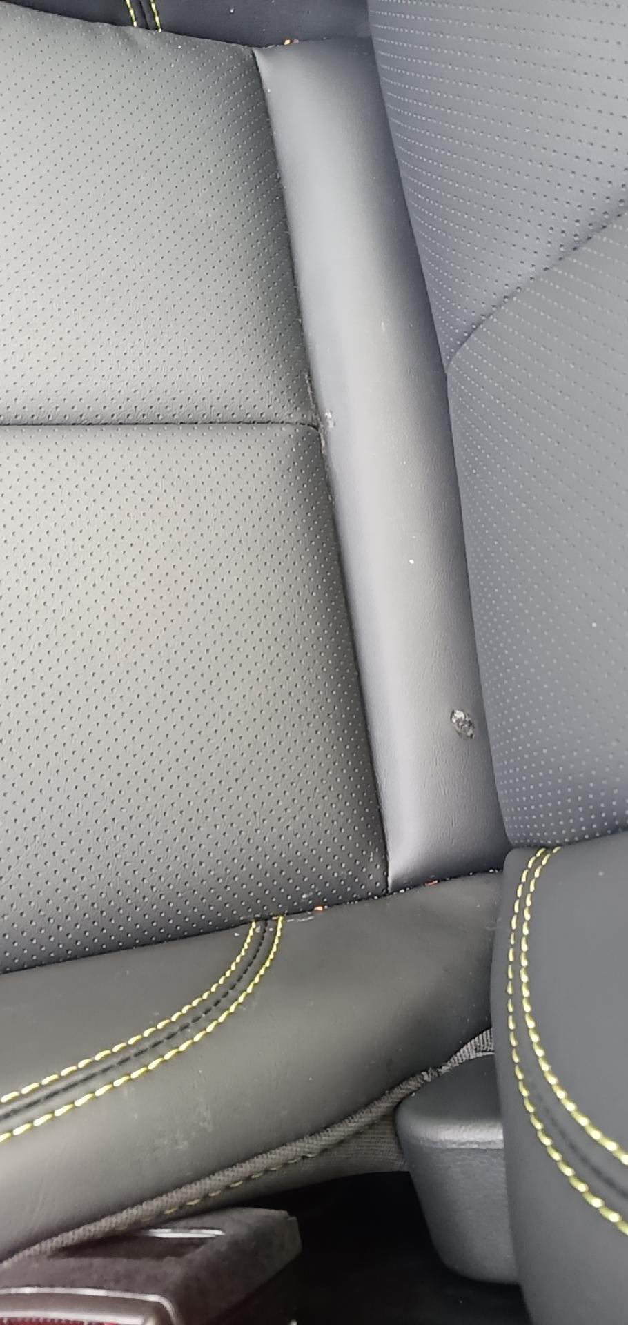 荣威RX5 有谁知道换个原装坐垫多少钱  新车黑同事烫了洞