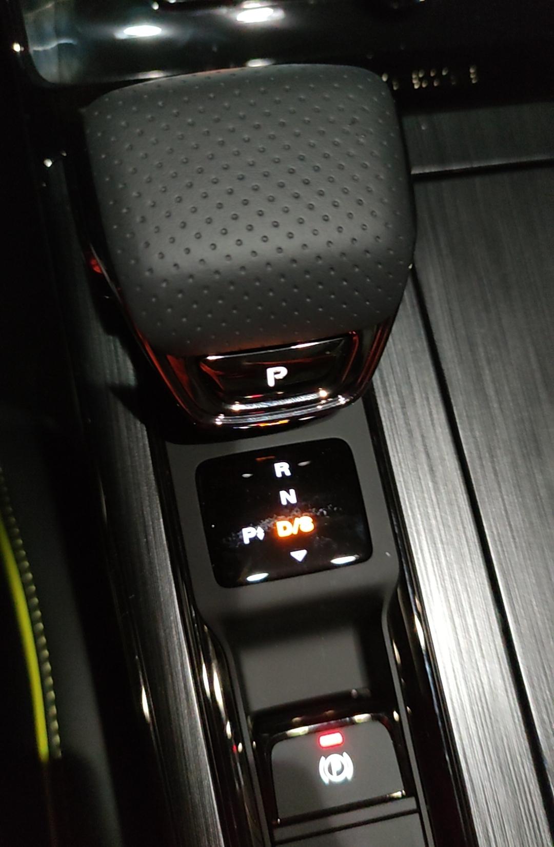 荣威RX5 怎么样知道自己挂的是，手动或者是自动挡模式。今天发现踩油门不怎么走。问销售说我是挂到手动模式了。怎么分辨啊。