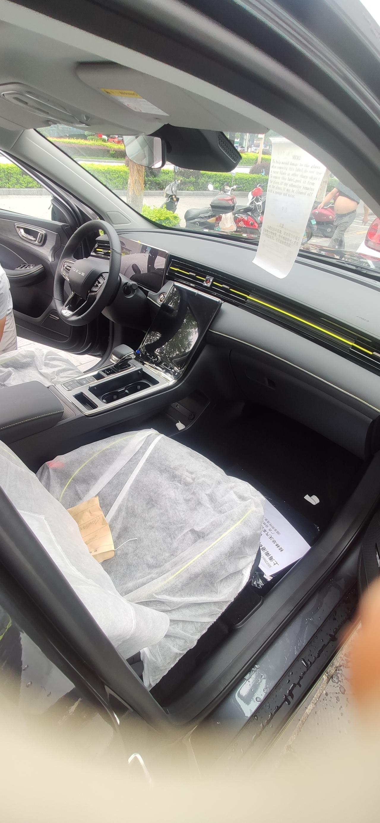 荣威RX5 问下车友们 你们买新车 就是前排有座套膜？  后排都没有啊？ 哪里都没有膜保护的么？ 有得回答下