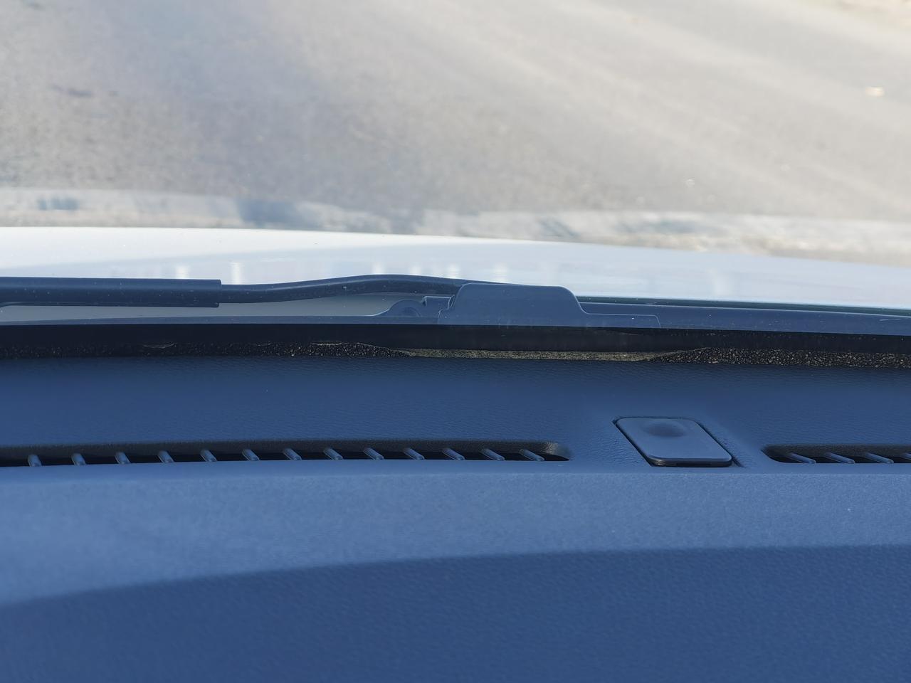 本田XR-V 车友们你们的车仪表台和前挡玻璃之间有这么大的缝吗？这做工？这质量？