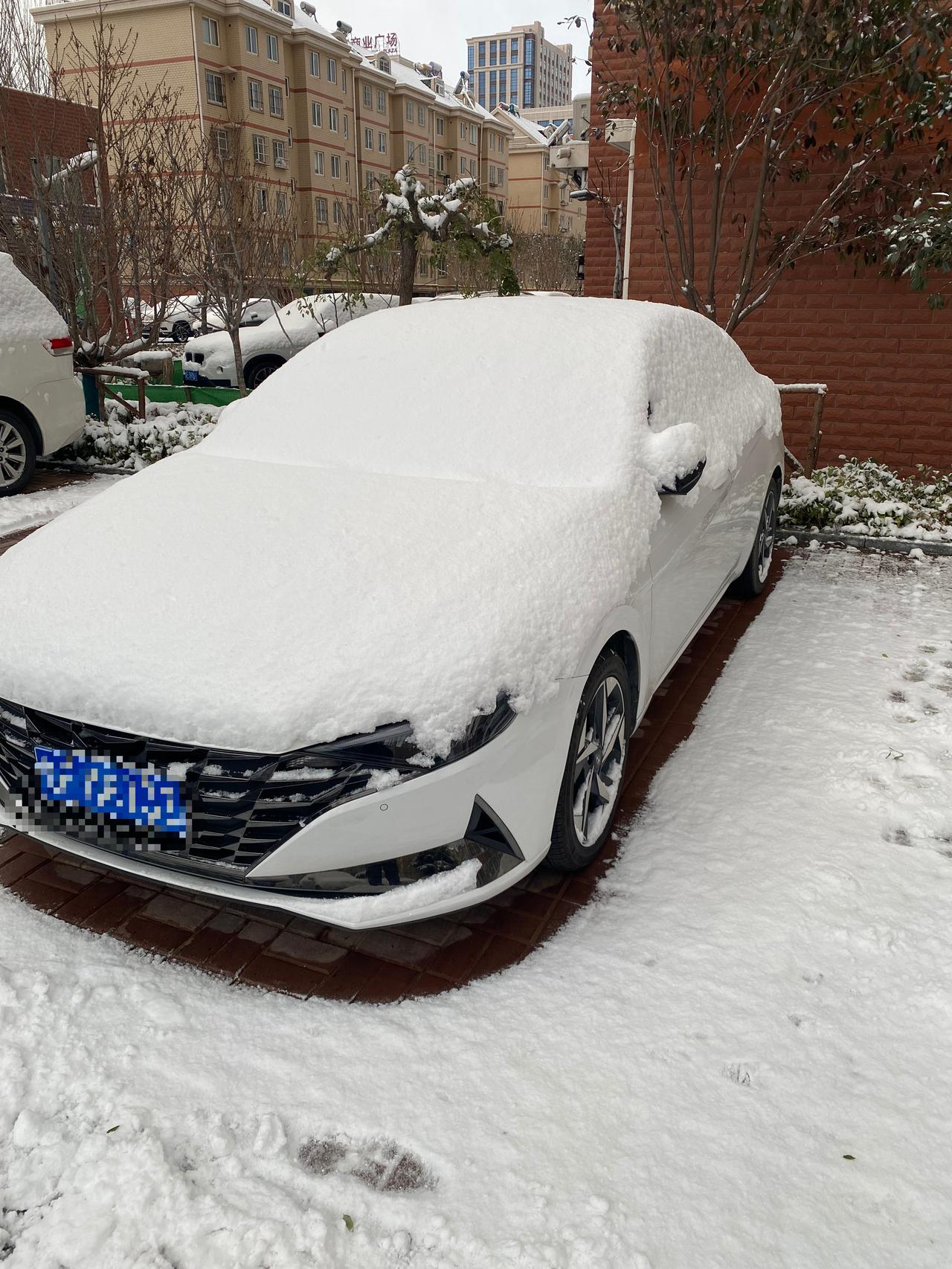 现代伊兰特 中控异响出现了 最近下雪，车露天放了3.4天，早上开的时候中控吱吱吱的响，也找不到具体是哪里响