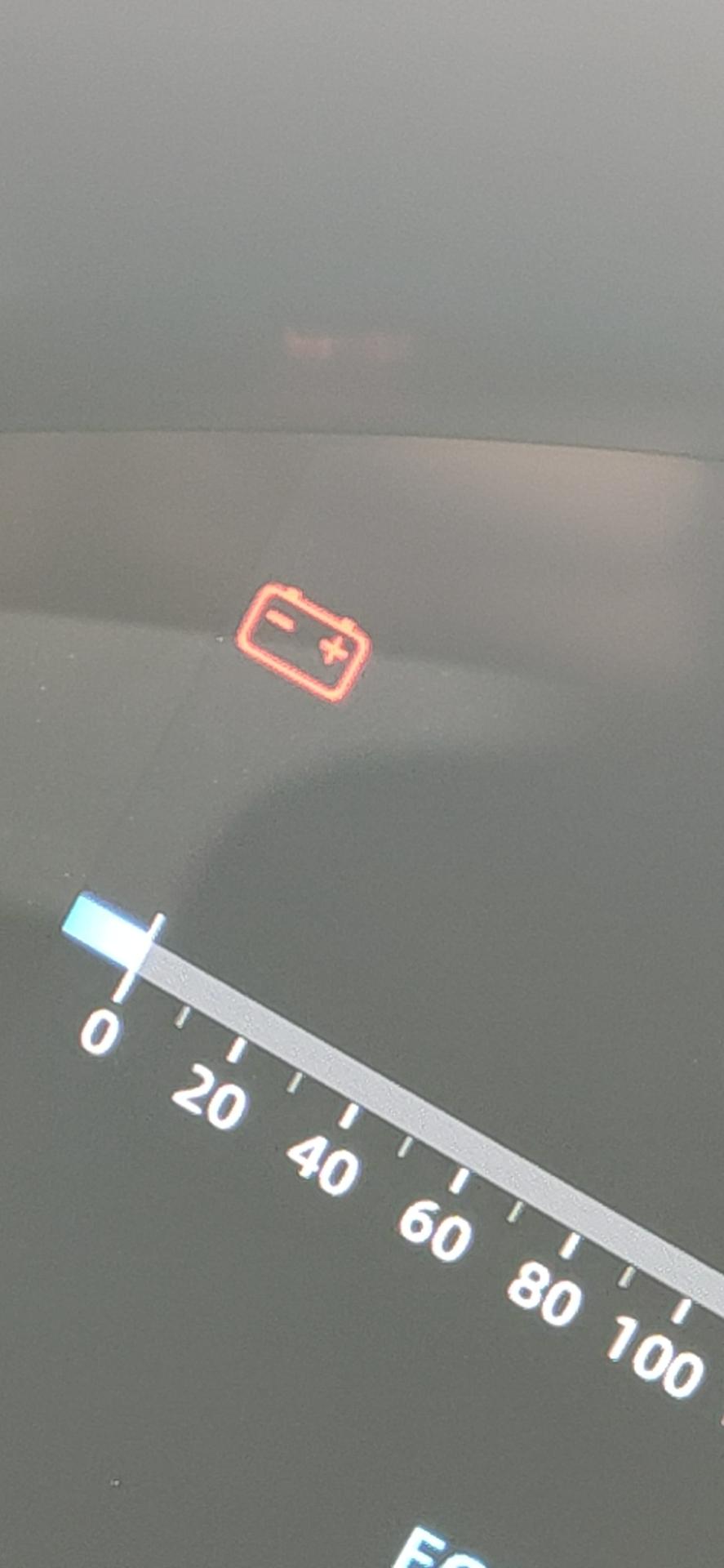 长安CS55 PLUS 停车，但还没熄火状态下，中控上总是显示这个电池图标，请教是故障提醒吗？