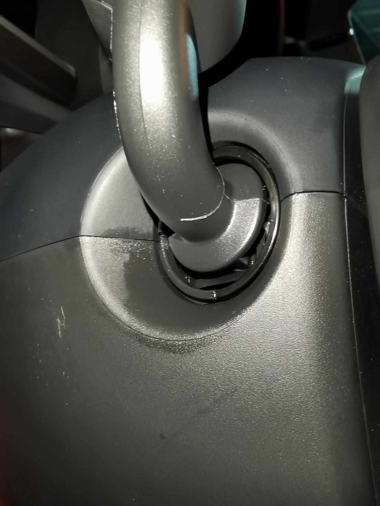 我的马自达CX-4：2020款买的；行程6000公里目前发现这个把手还转向灯这地方怎么会漏油：有那位师傅知道是什么问题吗