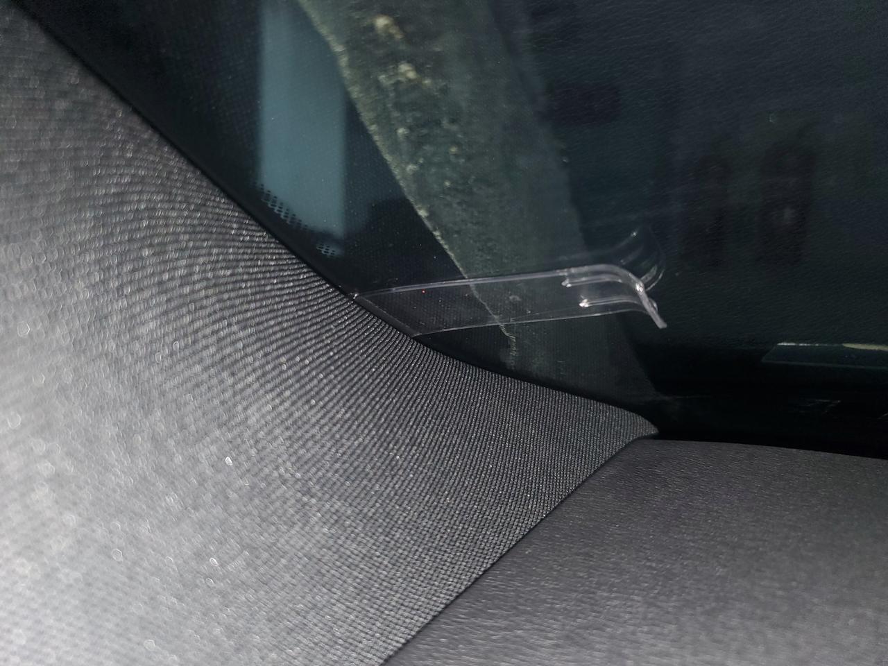 沃尔沃S90 请问这个有什么用？驾驶侧前挡风玻璃玻璃上的这个小夹子，需要取了吗？