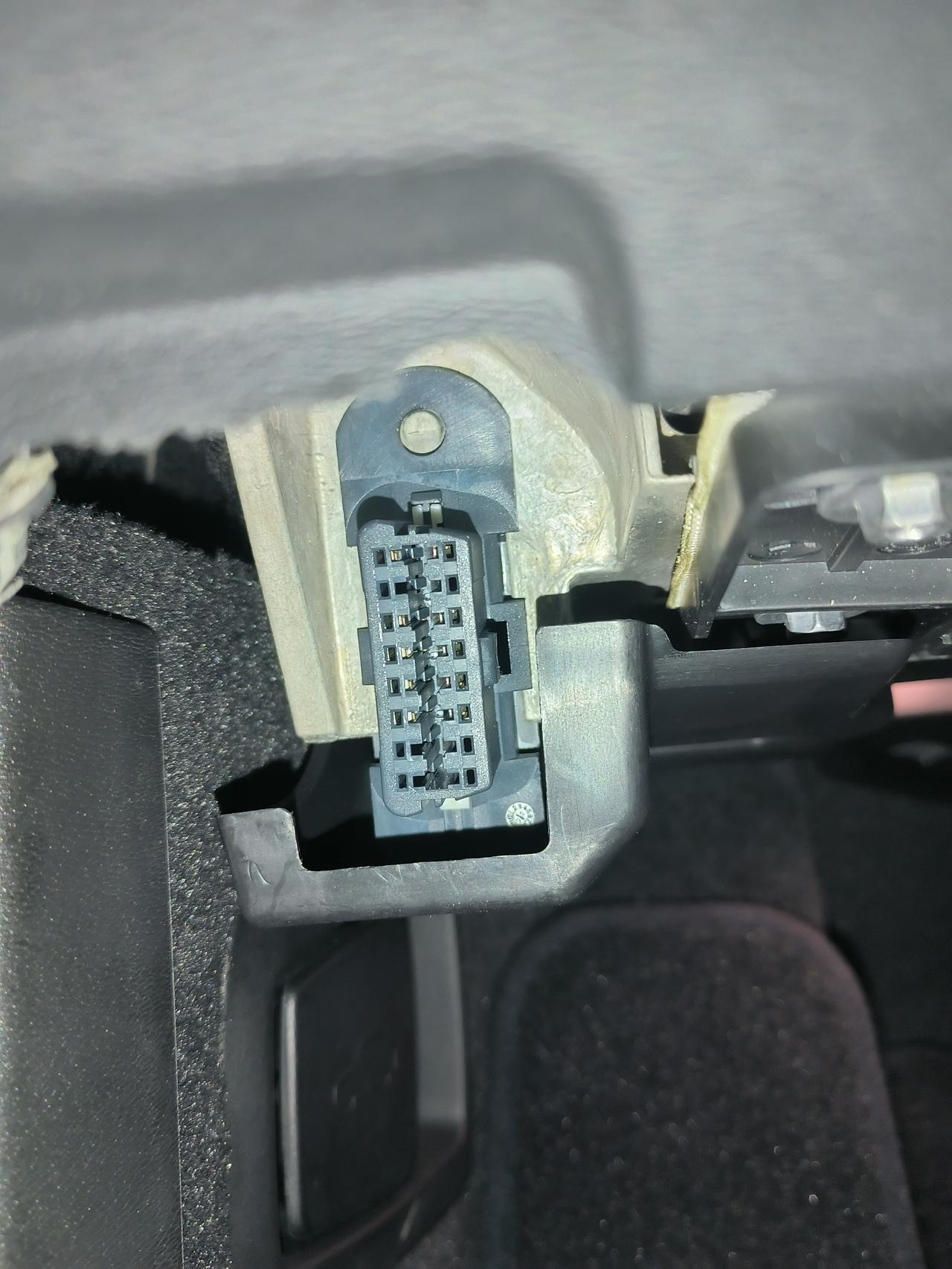 沃尔沃S90 22款智雅，主驾驶的后备箱按键下面，这里就这么简陋嘛？这是晚上拍的，惊了！
