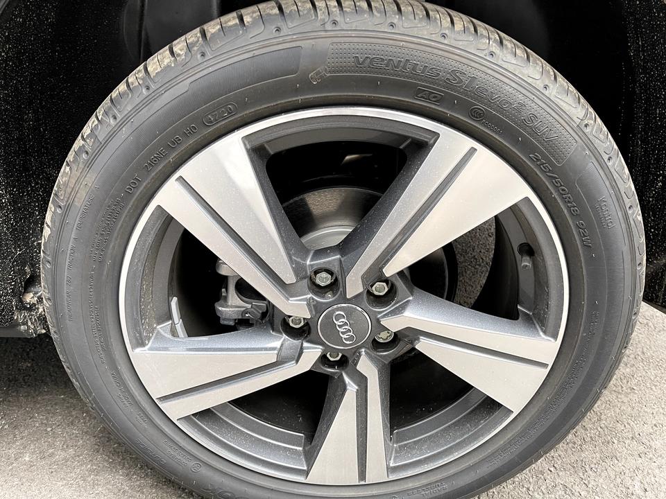 奥迪Q2L 请问一下各位   2021款 时尚动感型  白色的车 配的是黑色轮毂吗？ 我买的怎么是灰色轮毂？