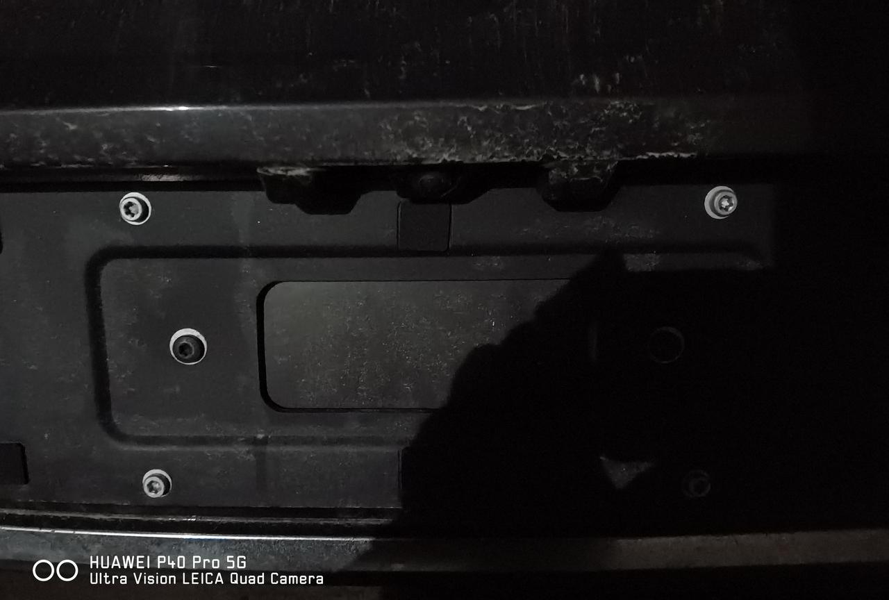沃尔沃S90 有哪个知道S90后面车牌怎么上的，需要扳手把后面的螺丝给拧掉吗