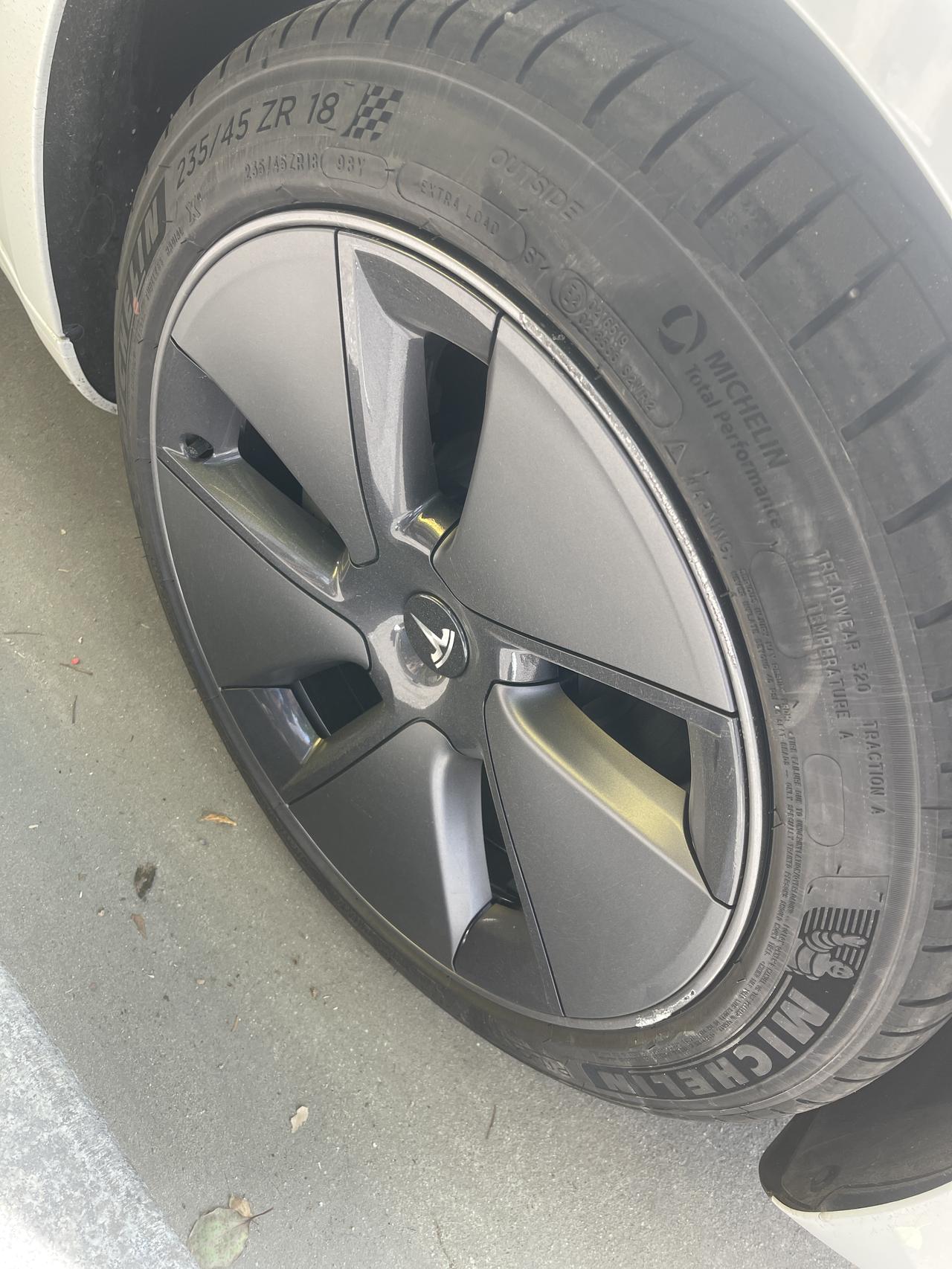 特斯拉Model 3 我就想知道，为什么不是先蹭轮胎，蹭的是轮毂，这个有办法修复吗？