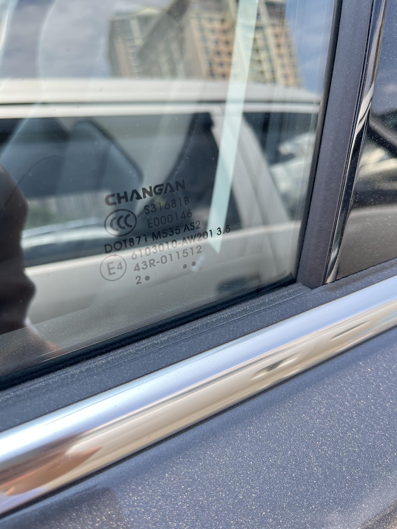 长安CS55 PLUS 车窗玻璃，小数点不一样，正常吗