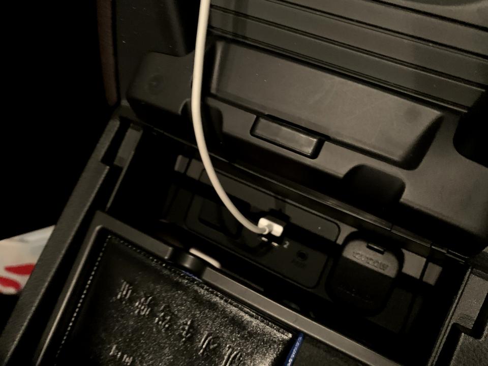 马自达CX-4 的车锁车后扶手箱里面还有电吗    的熄火断电锁车后数据线插上还有电可以给手机充电。这是漏电吗