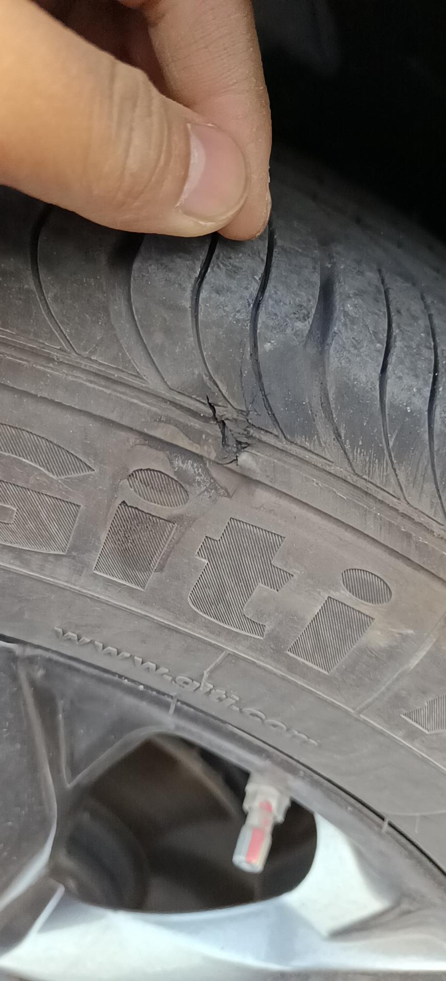 长安CS55 PLUS ，轮胎破了一点，有影响没