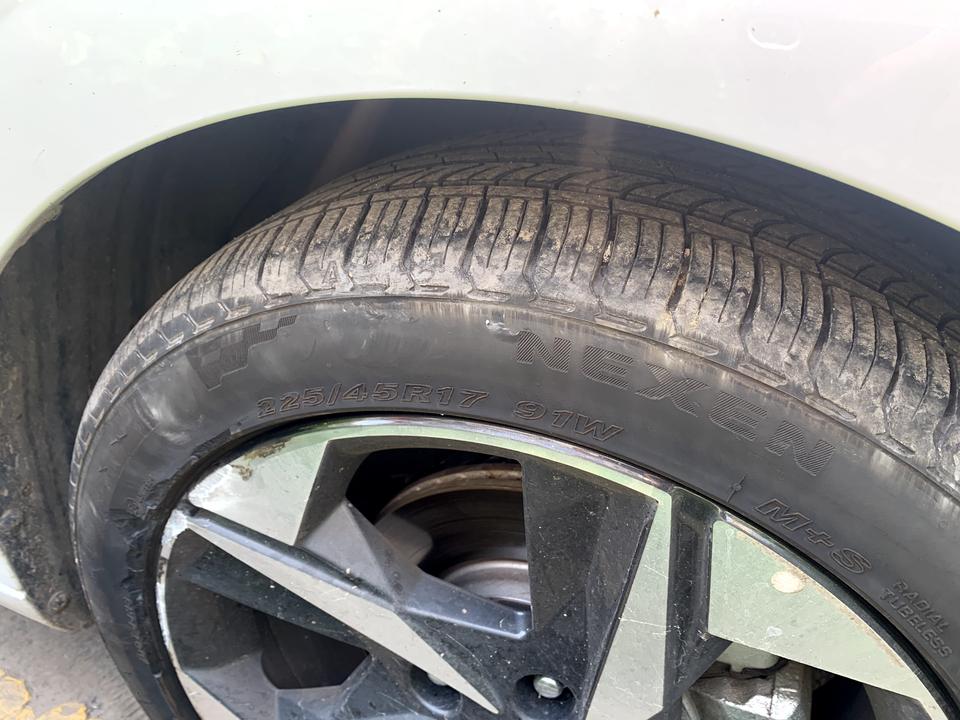 现代伊兰特 轮毂和轮胎刮掉一块有安全隐患吗 有必要换台，和轮毂吗
