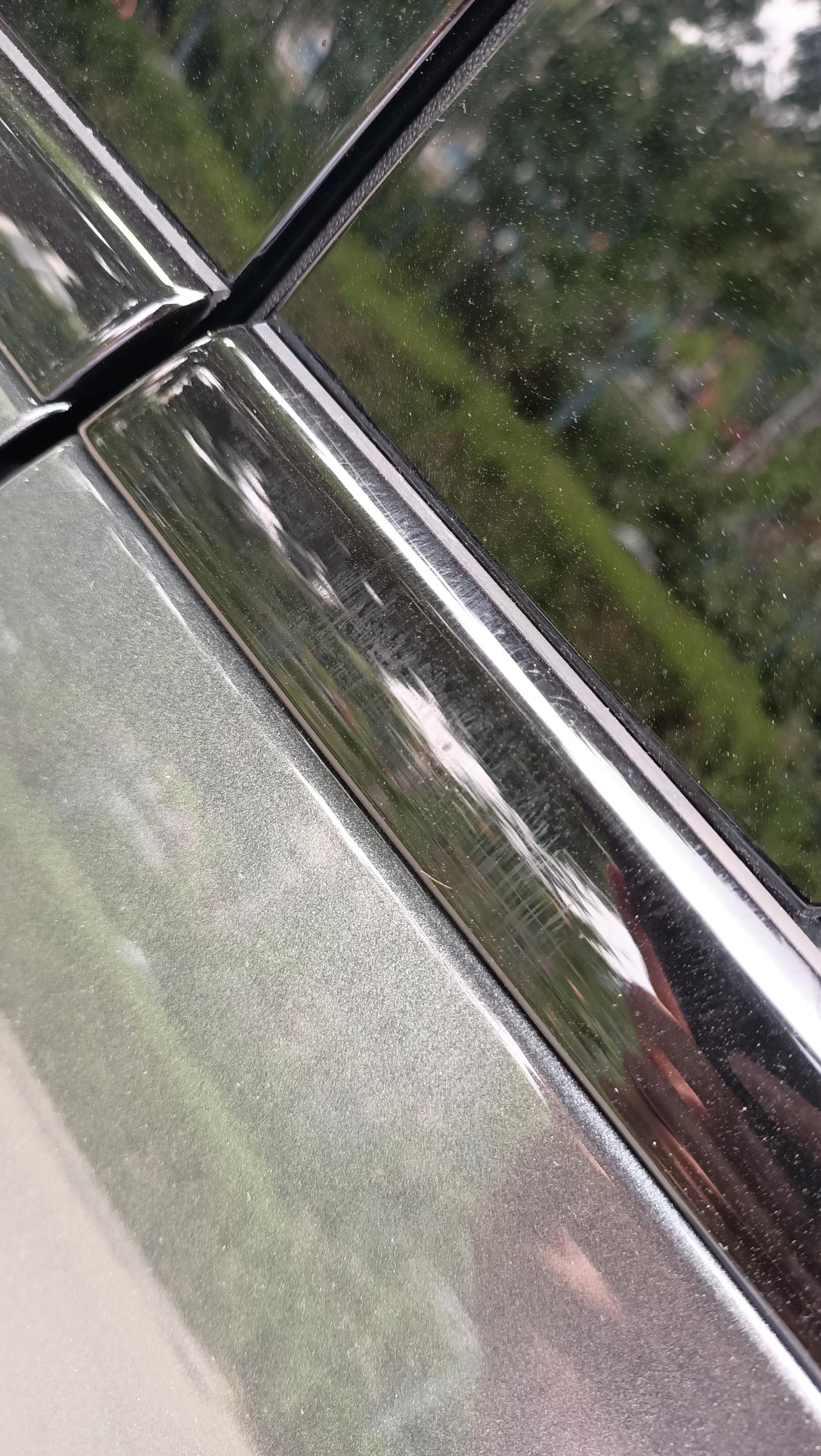 奥迪Q3 刚提了一周，前天第一次洗车发现车窗这个黑框很多划痕 怎么处理掉？