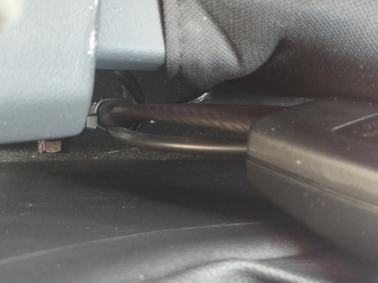 长安欧尚X5 第一次见安全带卡扣是用钢丝绳链接的，见过的车记得都是铁片的吧     的欧尚x5也是这样的吗  