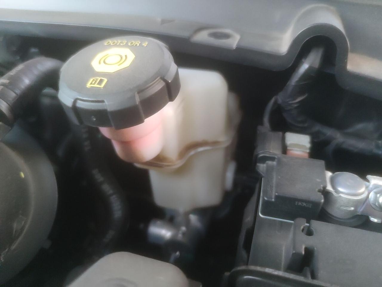 起亚K5 这个刹车油口是不是漏的油呀，正常吗
