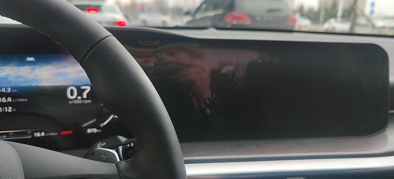 起亚K5 车友们车机黑屏了怎么解决啊，正常行驶突然黑屏了。