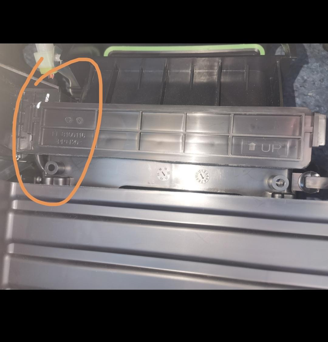 比亚迪e2 求助 求助！更换空调滤芯 ，手套箱拆下来了 ，但是里面那个滤芯盖子拆不下来 。如图左边打圈部分卡着拉不下来 