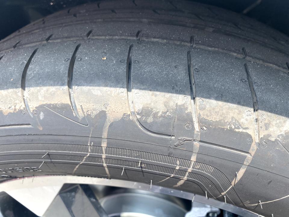 奥迪Q3 新车轮胎这样子是正常现象吗？ 还是有啥问题？其他三个轮胎都黑黑的 就这个轮胎跟沾了啥油漆一样… 摸着也不是泥…