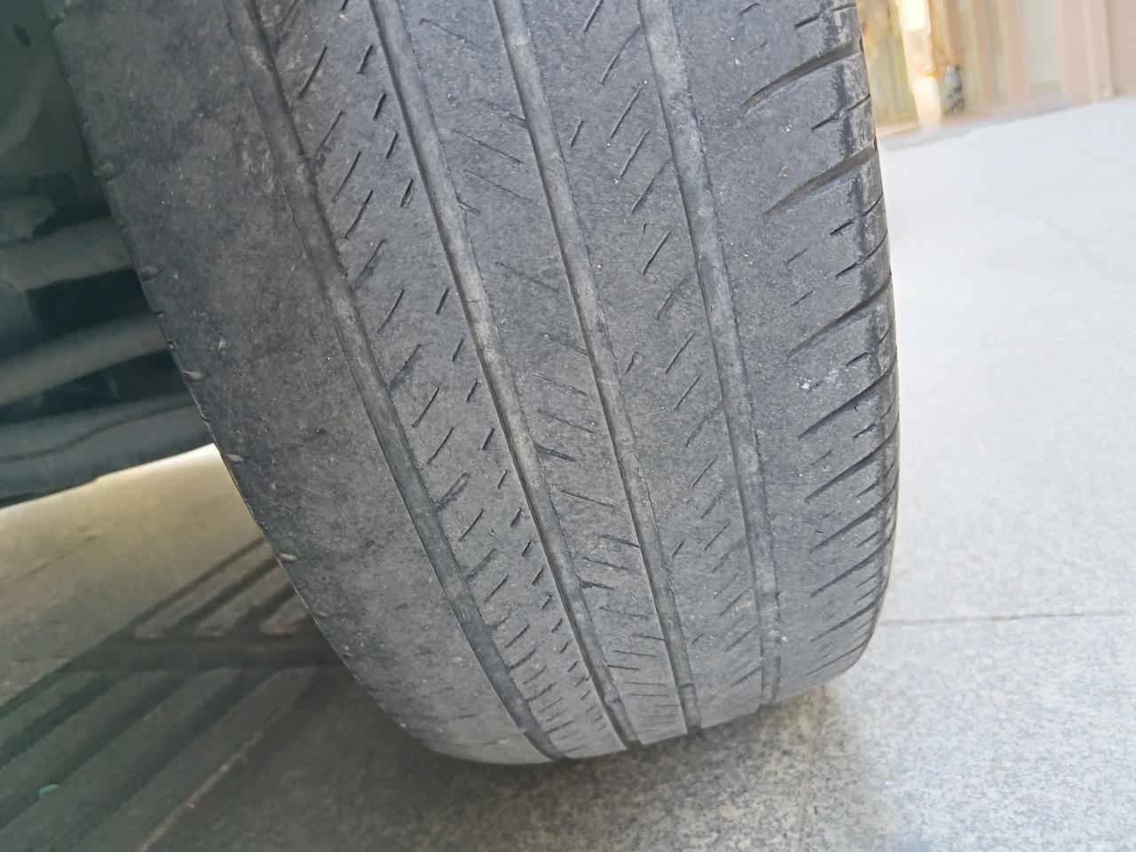 吉利远景X3 目前84000公里，五万的时候换了轮胎，现在发现磨损严重，是偏磨还是轮胎质量问题？