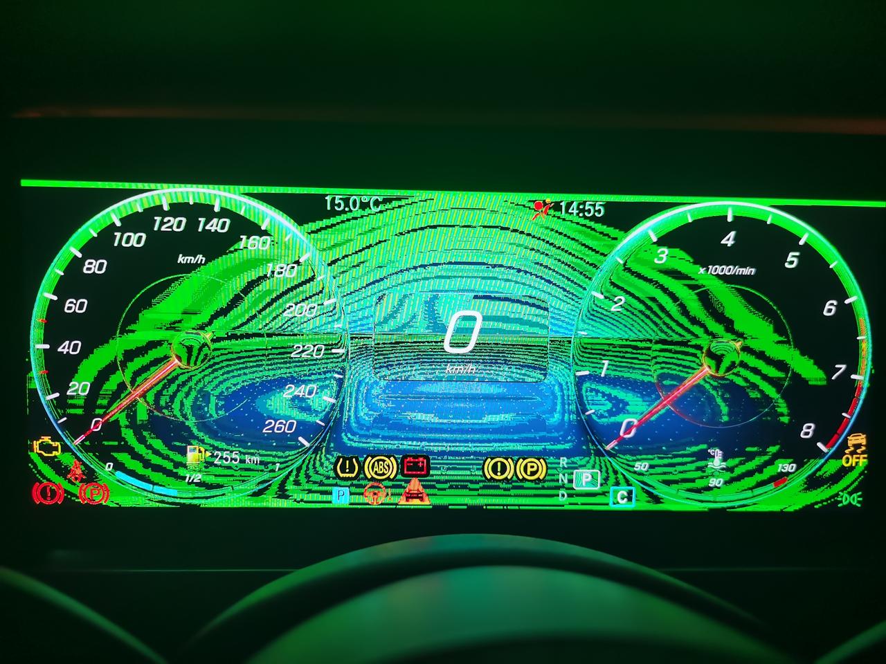 奔驰E级 刚买半月的奔驰E300L，冷车启动后屏幕出现绿色水纹花屏，开机10分钟左右就正常了，四儿子没查出问题，求大神解