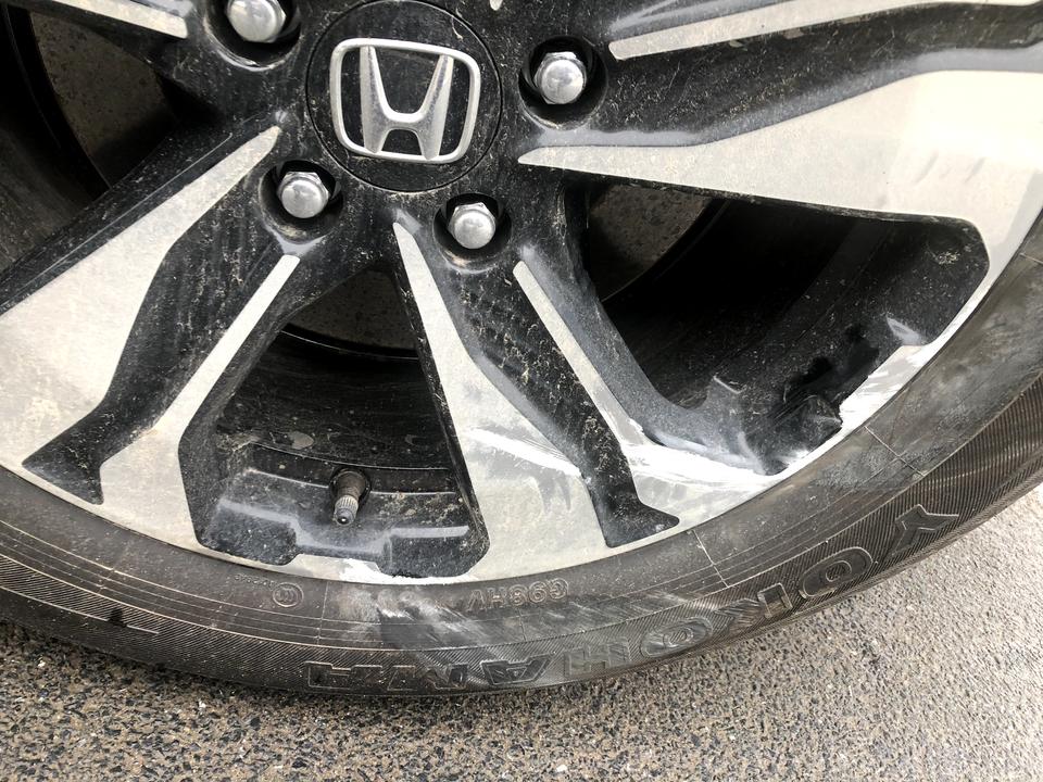 本田CR-V 新车开了一段时间不能放歌，显示网络异常是什么情况，轮毂不小心擦了下，有必要修吗？