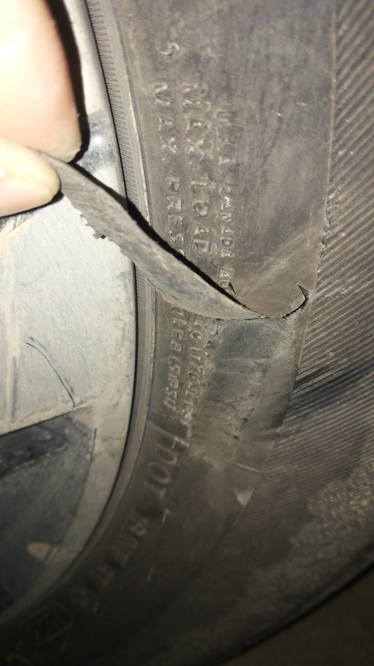 长安CS75 PLUS 车友们，轮胎划了一个口子，为4s店说去店里检测受伤程度，现在没有时间去，大家看看需要更换轮胎吗？