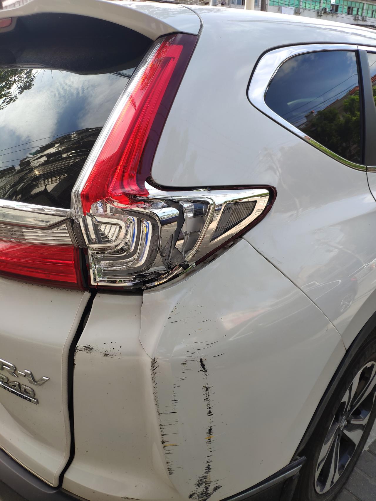 本田CR-V 昨天撞到柱子上了，这种情况修得要多少钱啊