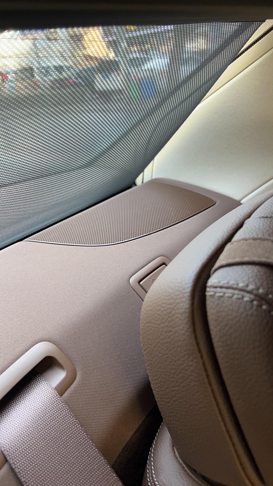 奔驰E级 E300豪华，后排头枕后面的这个是音响吗？坐在后面感觉没有响。是什么问题？