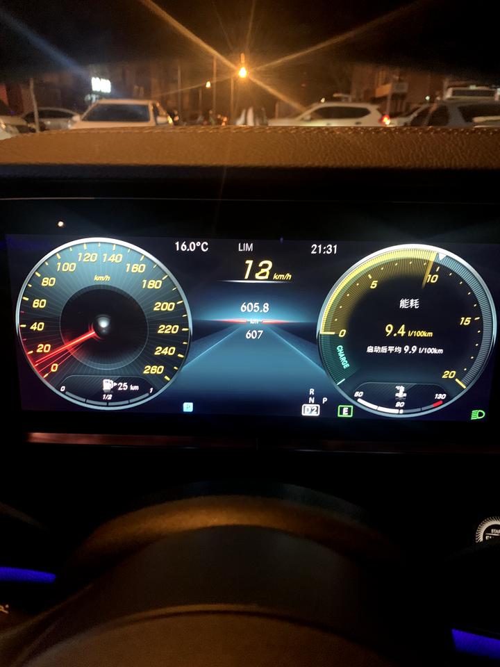 奔驰E级 奔驰E300L运动豪华行驶约600公里，油表本还有一格油能行驶100公里左右，突然油表可行驶公里数每3-4秒减