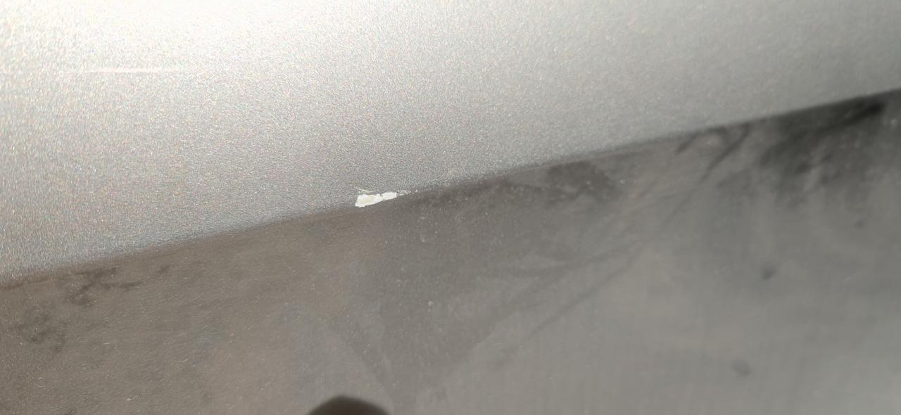 领克01 车门处有一个剐蹭，2，3厘米左右。灰色的漆被蹭，漏出了白色的漆，而且今天太阳看，左边部分一点的有点奶白色漆，和
