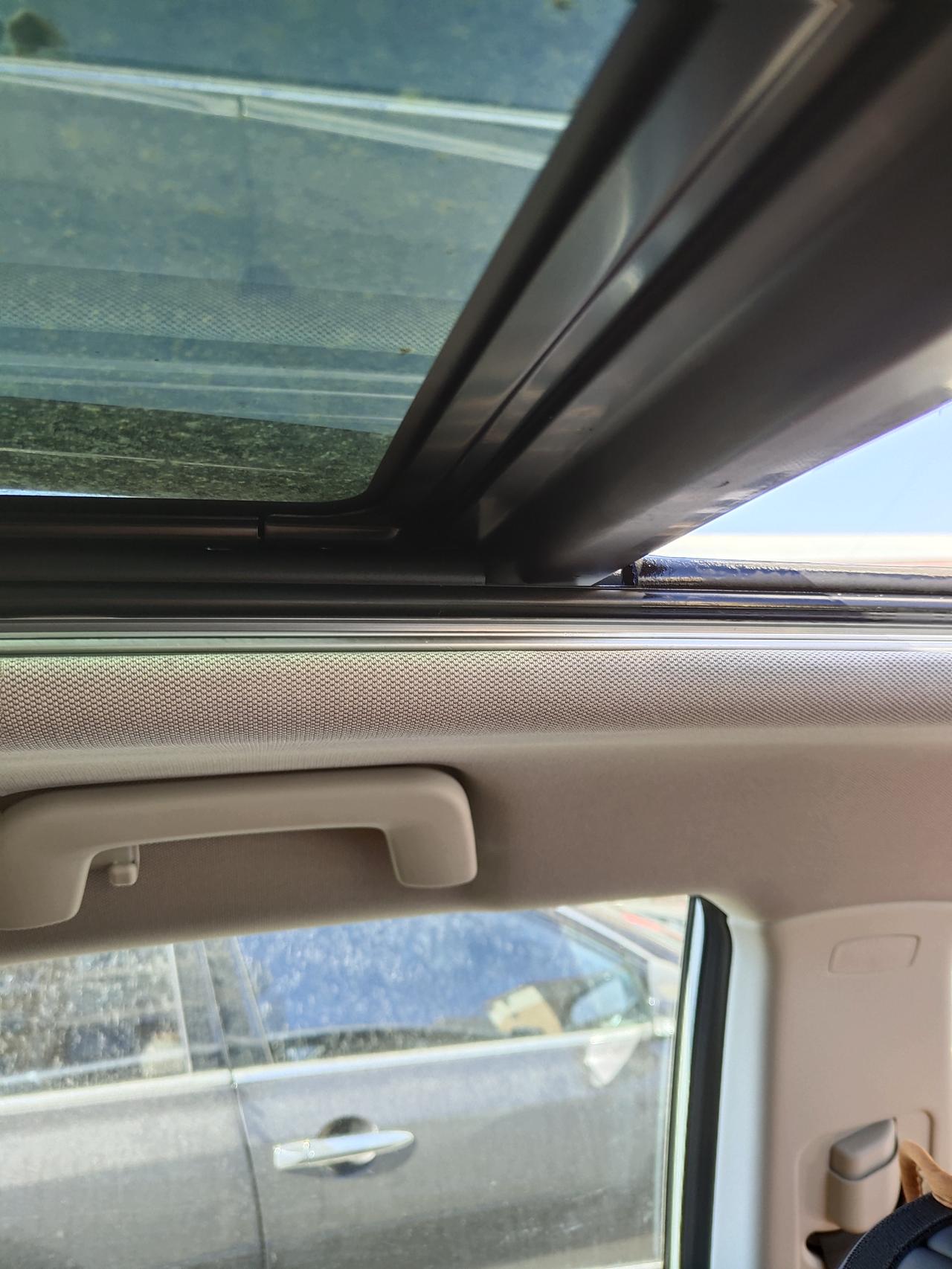 捷途X70 PLUS 哪位朋友知道驾驶位后面天窗有打玻璃或者打铁的细碎声音？一有点颠簸就有，特别烦人的细碎声音，类似于有