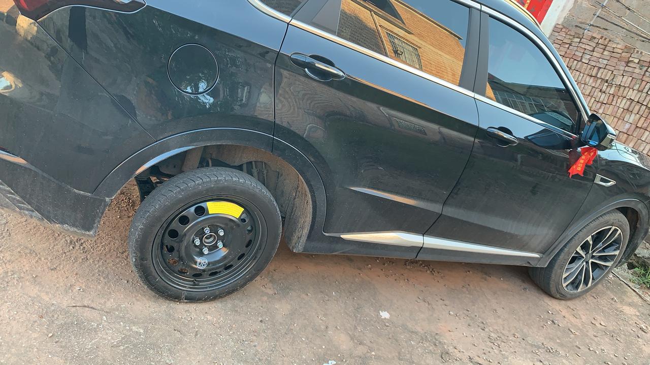 捷途X70 PLUS 提车一个星期 就耗费了一条轮胎 不知道是不是轮胎质量问题 还是倒霉  一条胎一千块