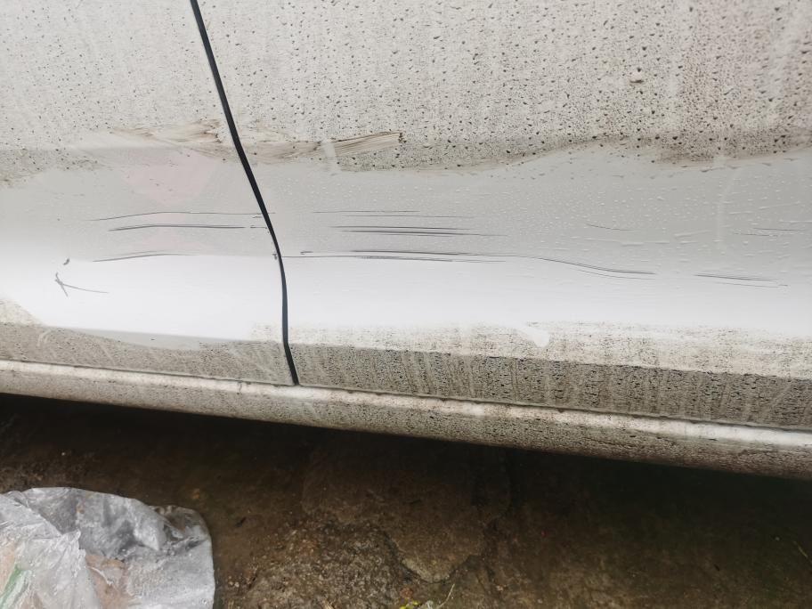 大众桑塔纳 一个月的车被花盆刮了，两个门，补漆多少钱，外面修理店靠谱吗，可不可以等半年首保再去修，半年会生锈吗？