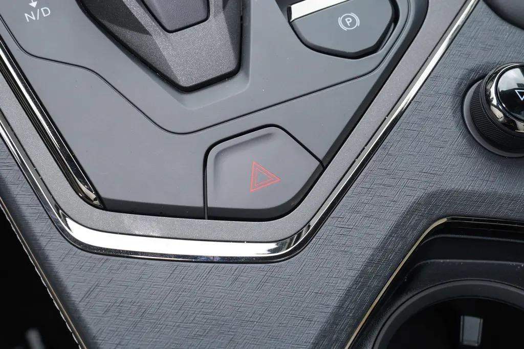 看了懂车帝新款领克01的实拍图片，有几点疑问：一、相比较与现款，新款中控取消了自动驻车按键，只保留了双闪灯按键，这个功能