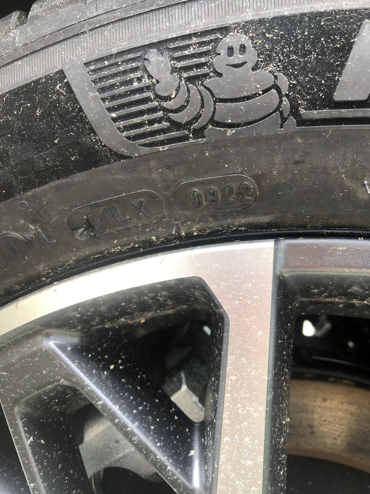 广汽传祺传祺GS8 ，验车发现四个轮胎生产日期不一致相差两个多月，有什么问题没有，一枚