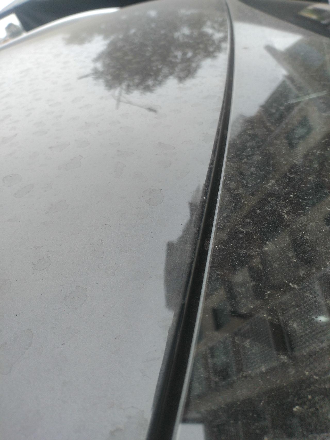 捷达VS5 兄弟们:前挡风玻璃与顶部怎么没安硅胶条呢？下雨落水进车里怎么办！你们是这样的吗？