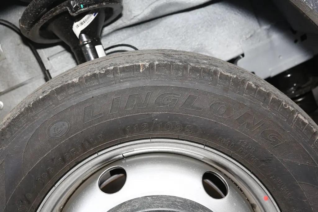 图雅诺双后轮原厂配备的是195-75-R16的轮胎，可以换成，215-75-R16的吗，会不会影响年检和安全性？215-