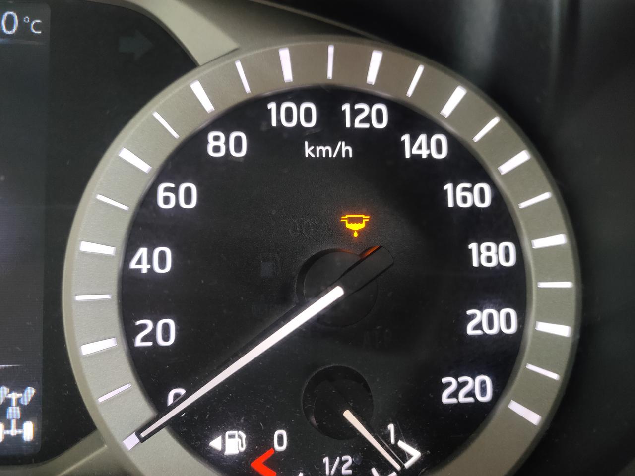 日产纳瓦拉 请问一下关于这个符号是怎么了。驾驶到一半突然出现。就偶尔会出现在行驶踩大油门加速时。